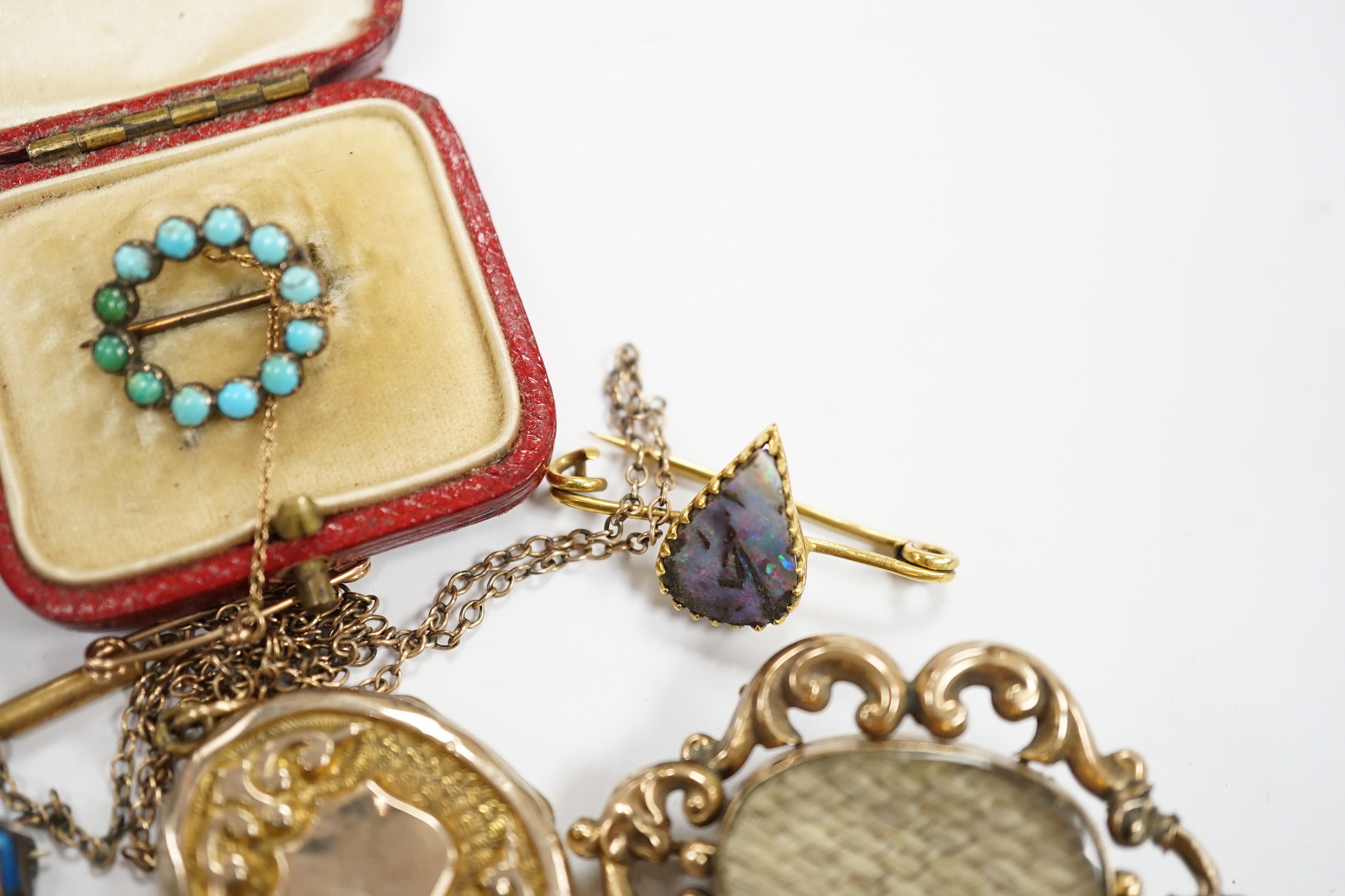 Three antique brooches, including a mourning brooch and a group of assorted jewellery including a 'Remember' locket, a 9ct mounted oval cameo shell brooch and a George V small silver and enamel buckle brooch by Charles H